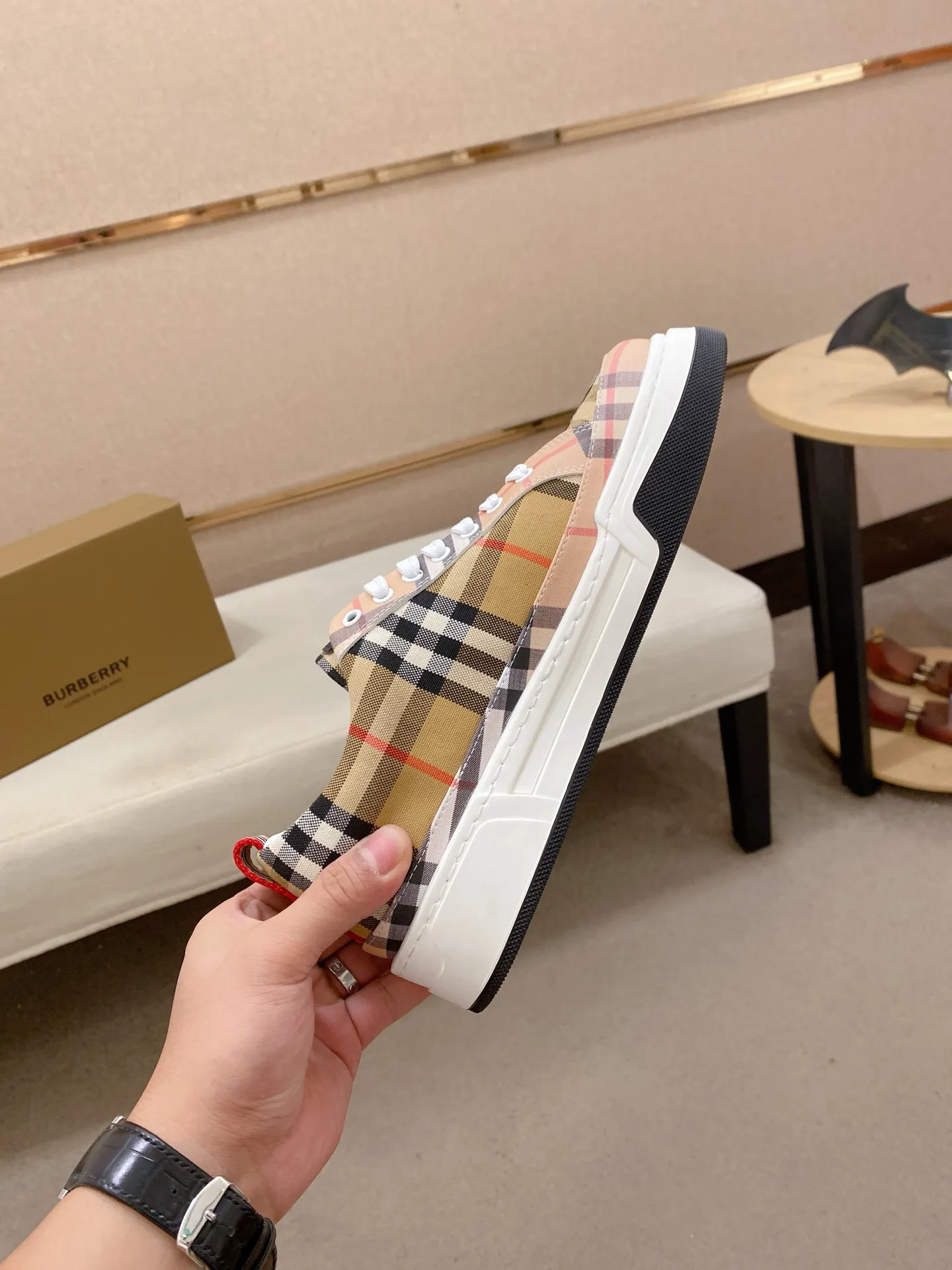 Men's shoes 💰: 420💰🇮🇹🇮🇹BURBERRY's top purchasing agents are available simultaneously at the counter. 🔍🔍On sale at the same time. Positive code number: 38-44 Italian imported first-layer cowhide with fabric. Fully imported sheepskin lining, sole: the original sole is specially provided by the original factory, the exclusive movable molded sole is super comfortable, the original factory follows the order, 🔍🔍high quality, you can go in and out of the counter at will, welcome to compare. Can be customized. 45 non-refundable